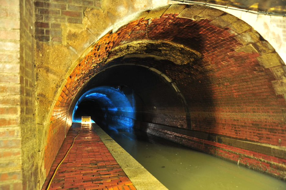 A picture showing the historical sewerage of Hamburg, Germany.

Taken from https://www.wavin.com/de-de/aktuelles/news/hamburg-entwicklung-der-kanalisation